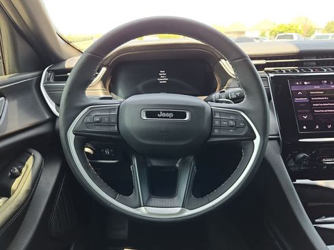 Used 2025 Jeep Grand Cherokee Altitude RWD image 22