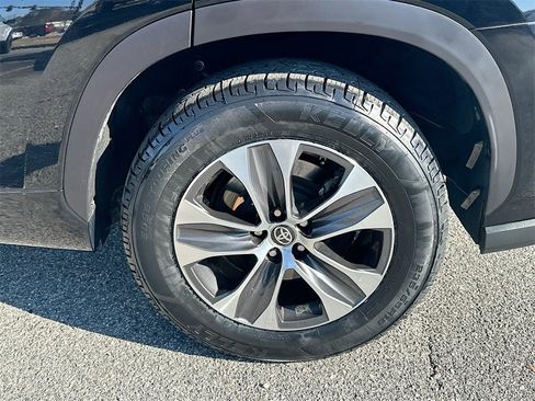Used 2020 Toyota Highlander XLE image 24