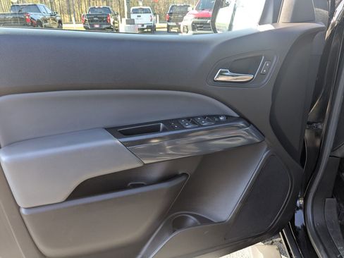 Used 2018 Chevrolet Colorado Z71 w/ Z71 Midnight Edition image 11