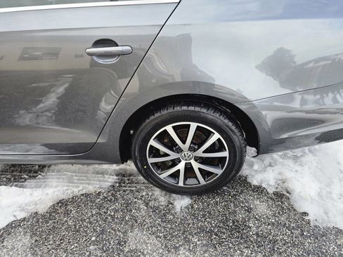 Used 2017 Volkswagen Jetta SE image 12