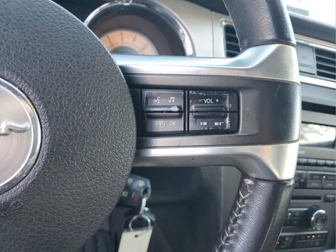 Used 2010 Ford Mustang Convertible RWD image 20
