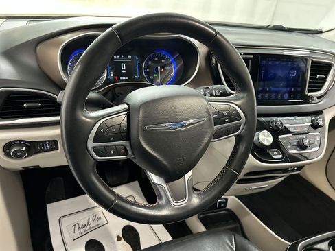 Used 2017 Chrysler Pacifica Touring-L image 4