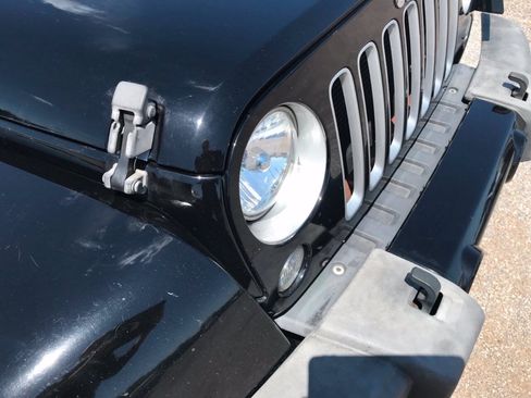 Used 2016 Jeep Wrangler Unlimited Sahara w/ Dual Top Group AWD/4WD image 22