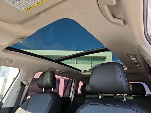 Used 2020 Volkswagen Tiguan SE w/ Panoramic Sunroof Package image 12