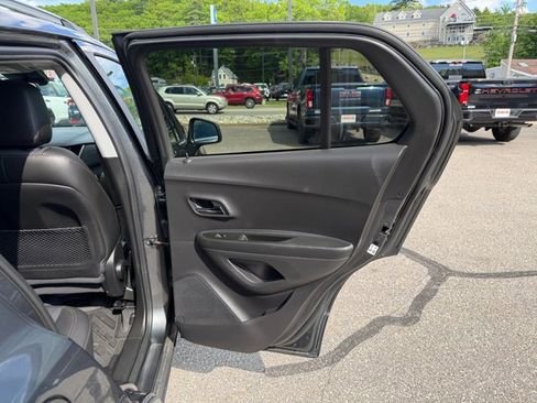 Used 2020 Chevrolet Trax LT w/ LT Convenience Package AWD/4WD image 25