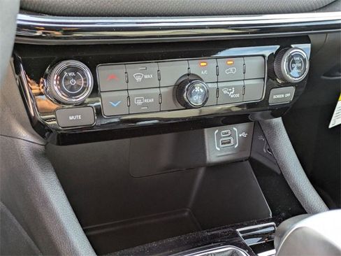 New 2026 Jeep Compass Latitude image 25