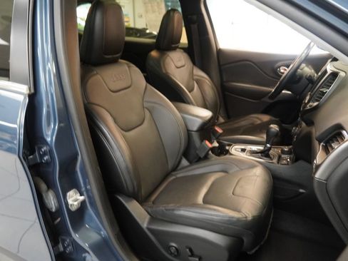 Used 2021 Jeep Cherokee Latitude Lux w/ Sun & Sound Group AWD/4WD image 25