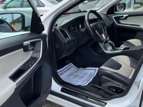 Used 2017 Volvo XC60 T5 FWD image 9