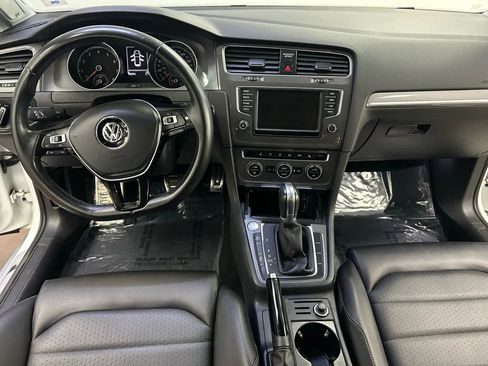 Used 2017 Volkswagen Golf Alltrack S image 8