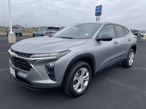 Certified 2025 Chevrolet Trax LS image 1