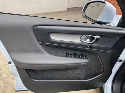 Used 2025 Volvo XC40 B5 Core image 10