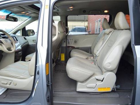 Used 2011 Toyota Sienna XLE w/ XLE Navigation Pkg FWD image 13