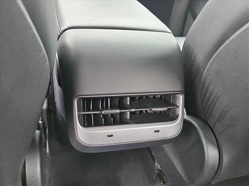 Used 2022 Tesla Model Y Long Range image 17