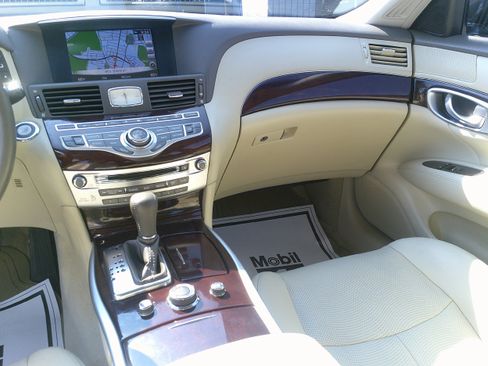 Used 2018 INFINITI Q70 Luxe w/ Cargo Package AWD/4WD image 19