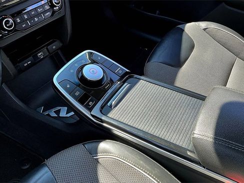 Used 2022 Kia Niro EX image 18