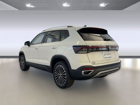 New 2026 Volkswagen Taos SE image 3