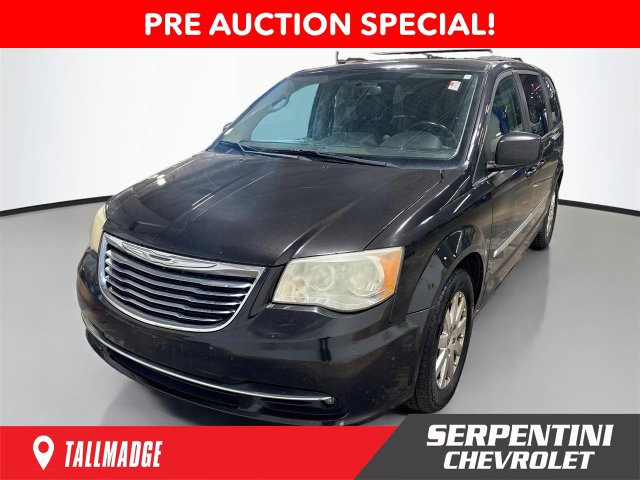 Used 2014 Chrysler Town & Country Touring FWD image 1