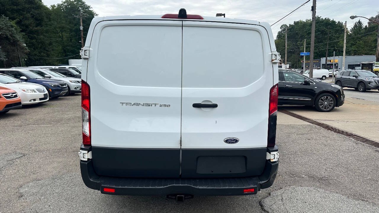 Used 2015 Ford Transit 250 130 Low Roof RWD image 5
