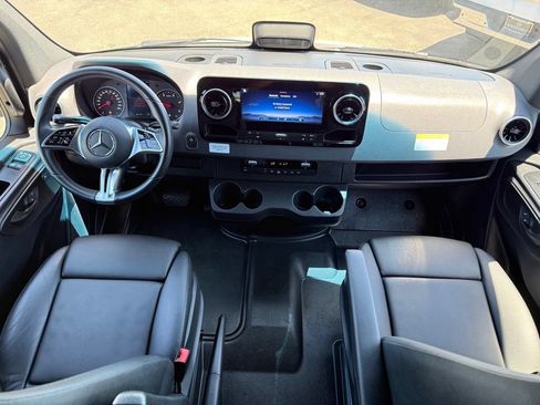 Used 2025 Mercedes-Benz Sprinter 2500 image 8