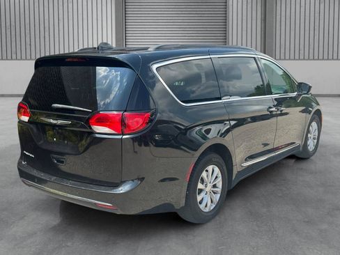 Used 2017 Chrysler Pacifica Touring-L FWD image 31