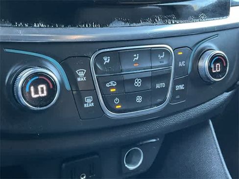 Used 2023 Chevrolet Traverse LT image 23