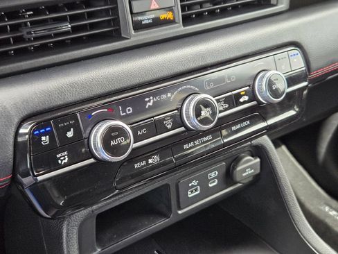 Used 2025 Honda Pilot Black Edition image 19