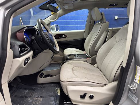 Used 2017 Chrysler Pacifica Limited image 17