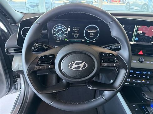 Used 2025 Hyundai Elantra Limited image 31