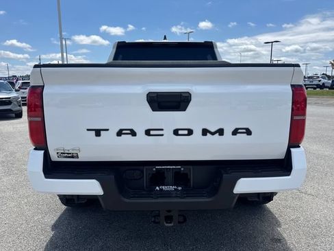 Used 2025 Toyota Tacoma SR5 AWD/4WD image 5