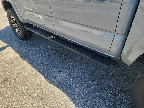 Used 2020 Toyota Tacoma TRD Sport w/ TRD Premium Sport Package AWD/4WD image 10