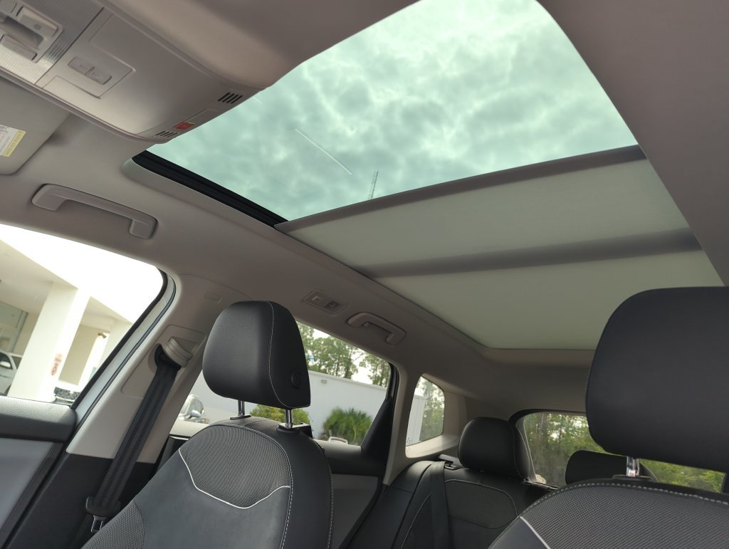Used 2023 Volkswagen Taos SE w/ Panoramic Sunroof Package FWD image 28
