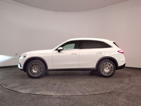 Used 2026 Mercedes-Benz GLC 300 image 2
