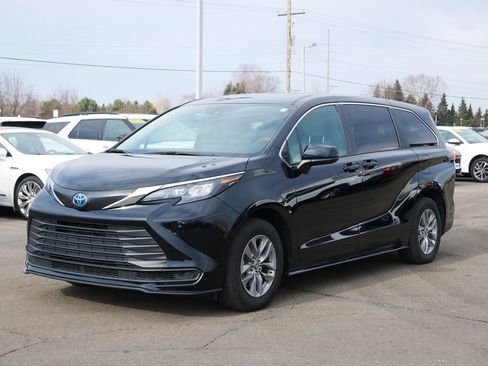 Used 2025 Toyota Sienna LE image 3