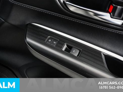 Used 2022 Toyota Venza XLE image 43