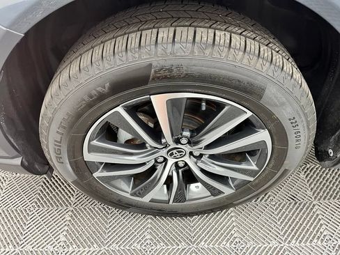 Used 2022 Toyota Venza LE AWD/4WD image 16