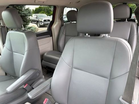 Used 2011 Volkswagen Routan SE FWD image 17