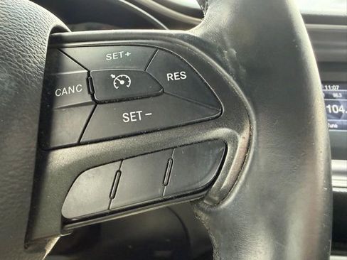 Used 2015 Dodge Challenger SXT image 19