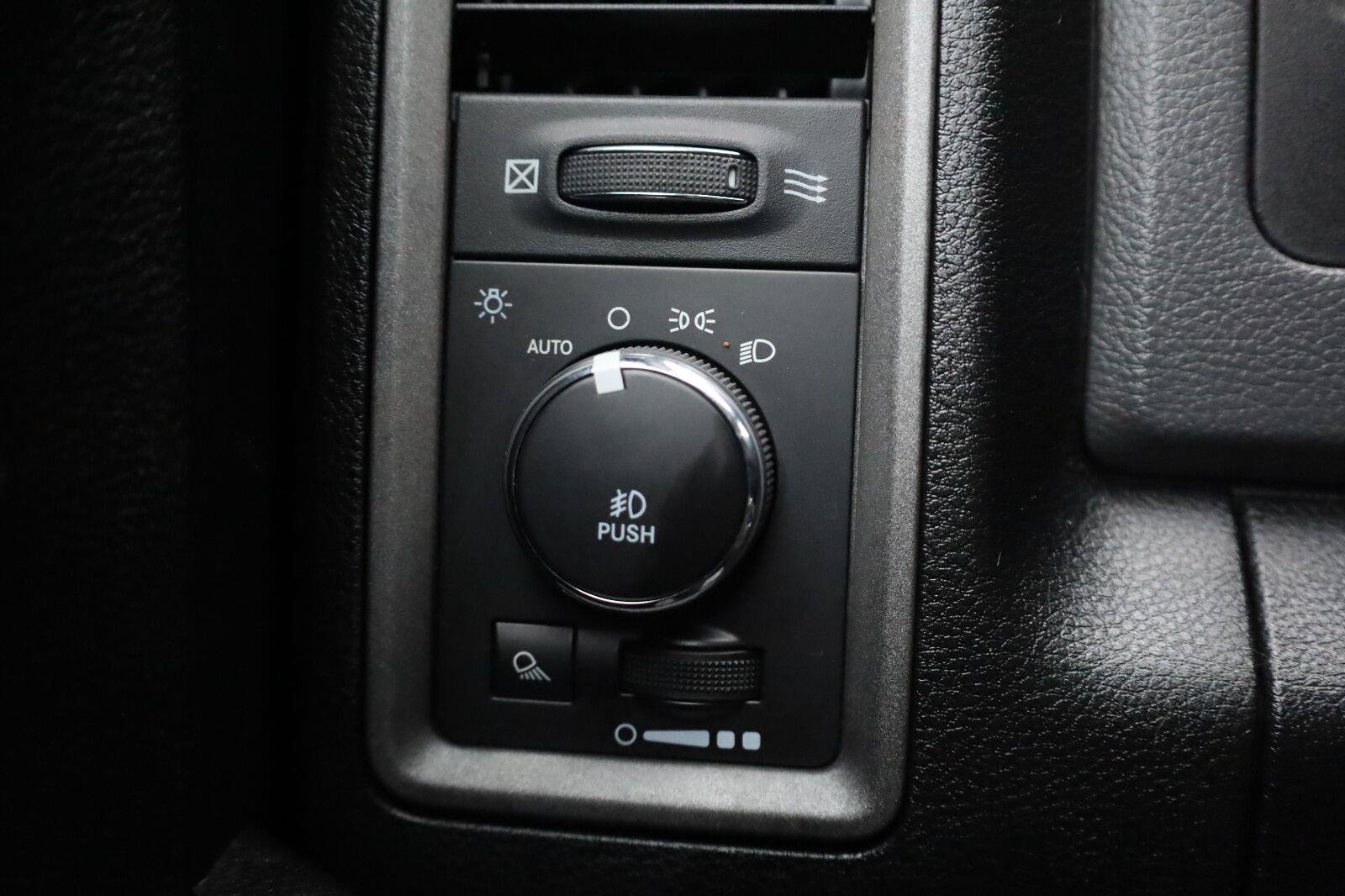 Used 2015 RAM 1500 Express RWD image 32