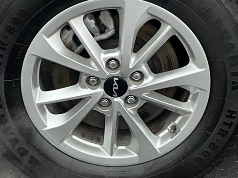 Used 2024 Kia Carnival LX image 9