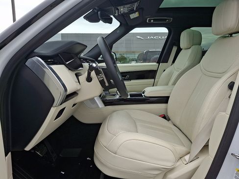 Used 2025 Land Rover Range Rover SE AWD/4WD image 13