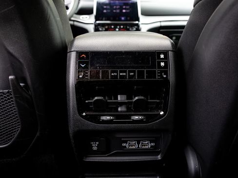Used 2025 Jeep Grand Cherokee L Limited w/ Luxury Tech Group II AWD/4WD image 29