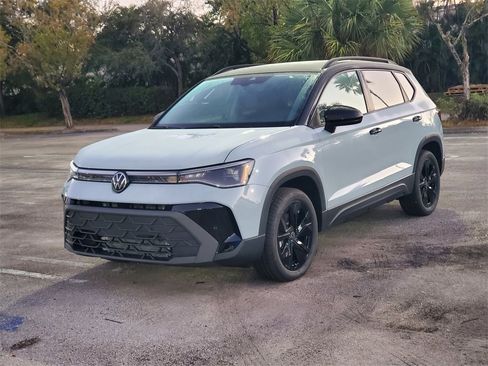 New 2026 Volkswagen Taos SE image 3