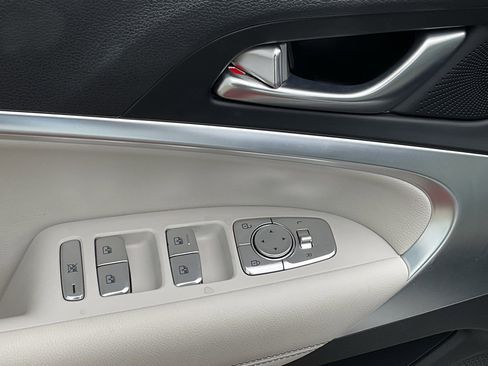 Used 2025 Genesis G70 2.5T image 12