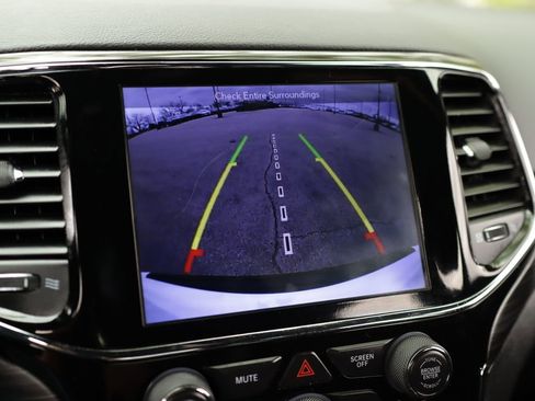 Used 2019 Jeep Grand Cherokee Altitude image 17