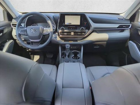 Used 2025 Toyota Highlander XLE FWD image 24