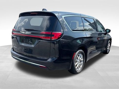 Used 2024 Chrysler Pacifica Touring-L FWD image 2