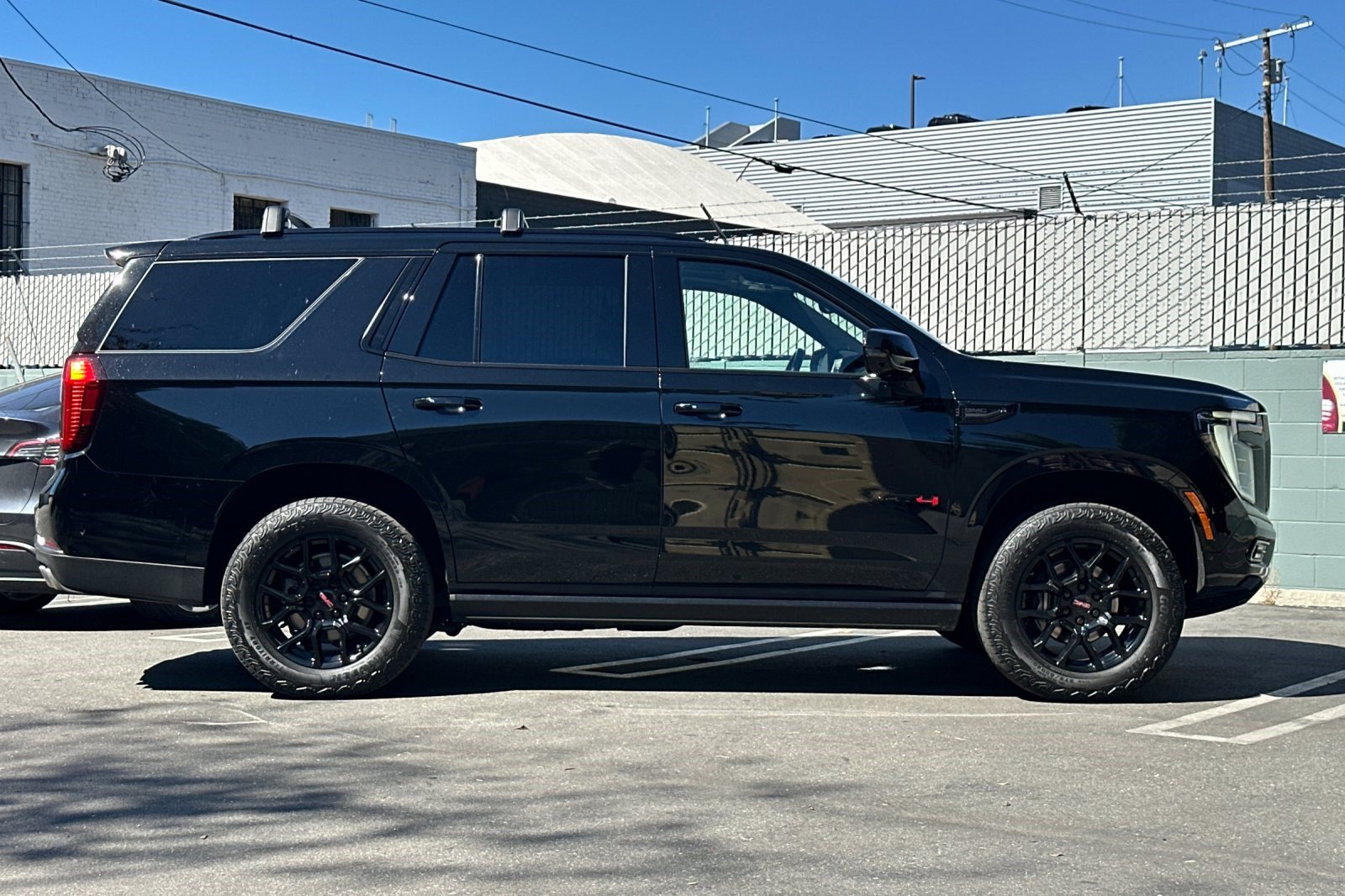 Used 2025 GMC Yukon AT4 Ultimate w/ LPO, AT4 Appearance Package AWD/4WD image 8