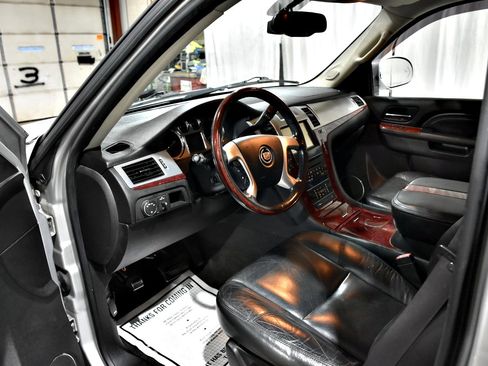Used 2011 Cadillac Escalade ESV Premium image 26