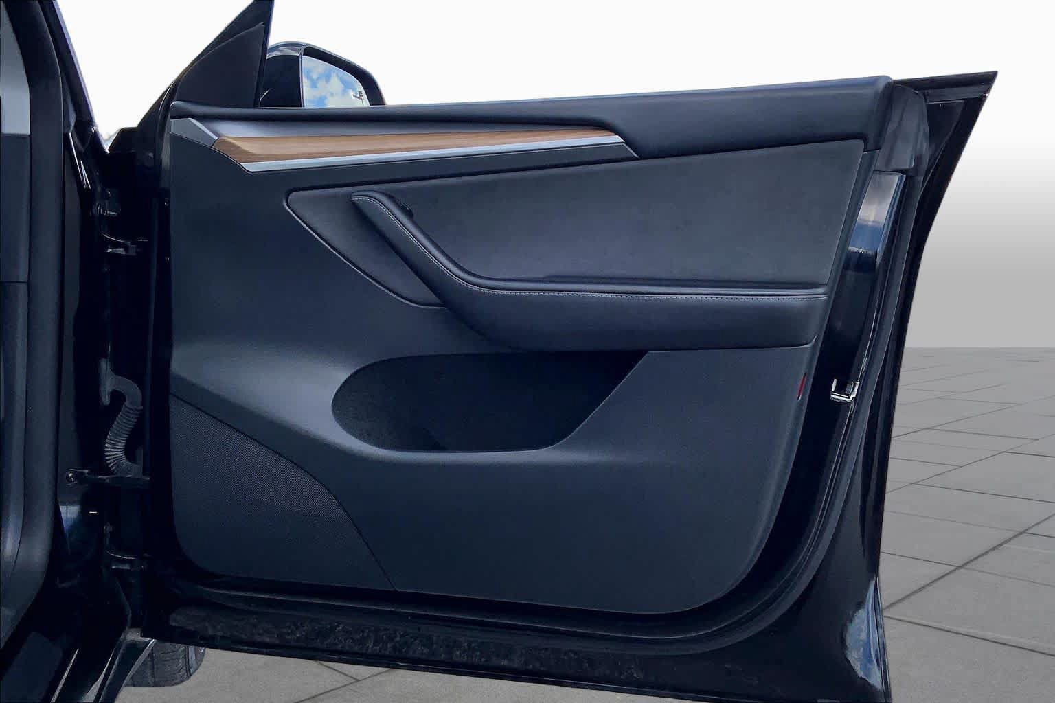 Used 2024 Tesla Model Y 2WD image 21