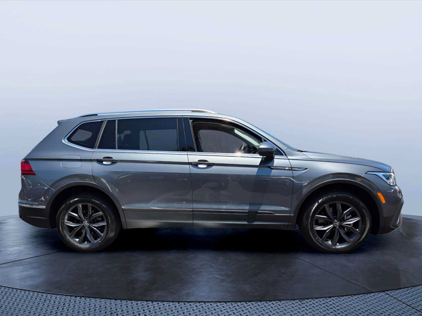 Used 2023 Volkswagen Tiguan SE w/ Panoramic Sunroof Package AWD/4WD image 7